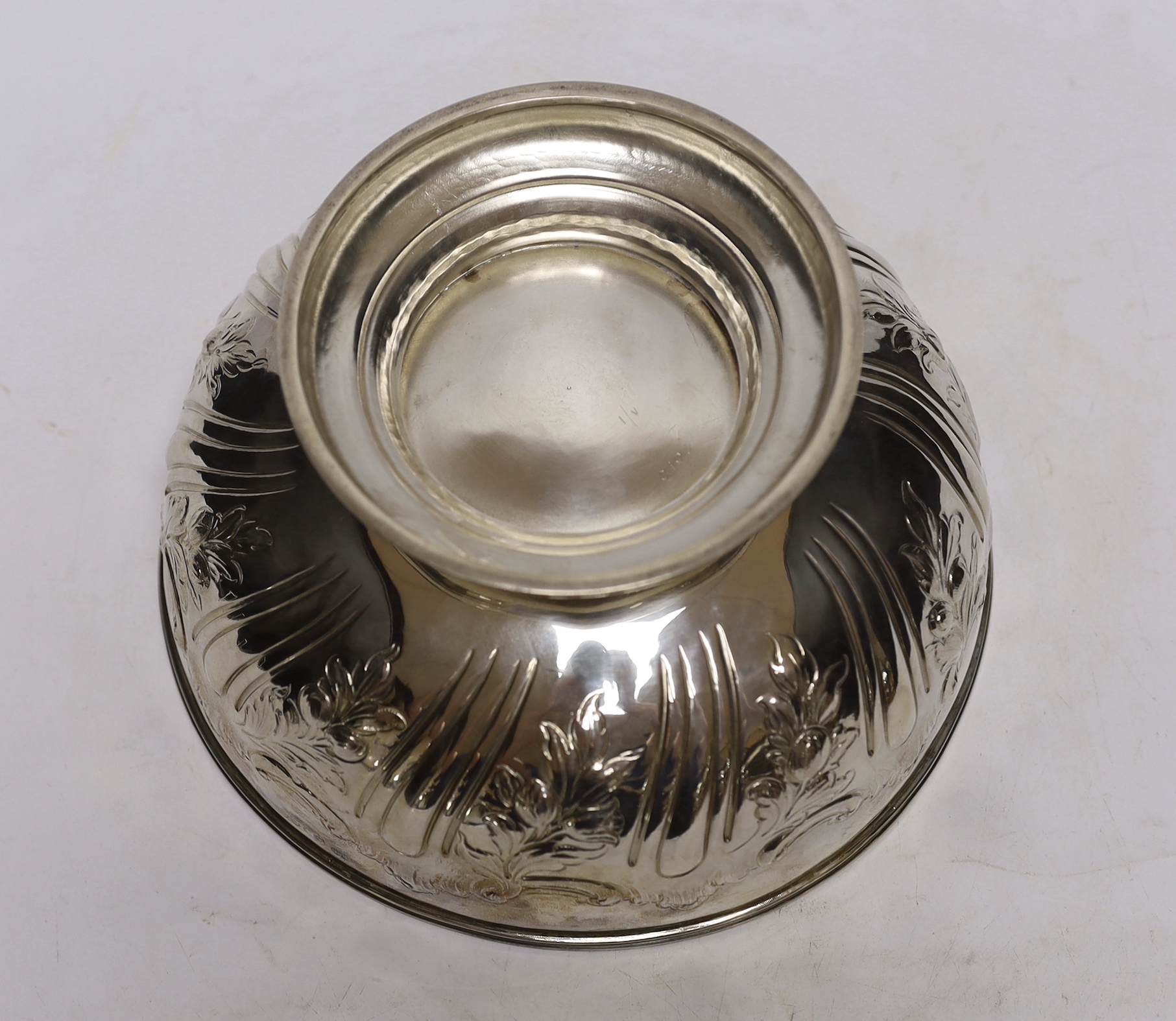 A William IV repousse silver rose bowl, William Kerr Reid, London, 1835, diameter 22.6cm, 20oz
